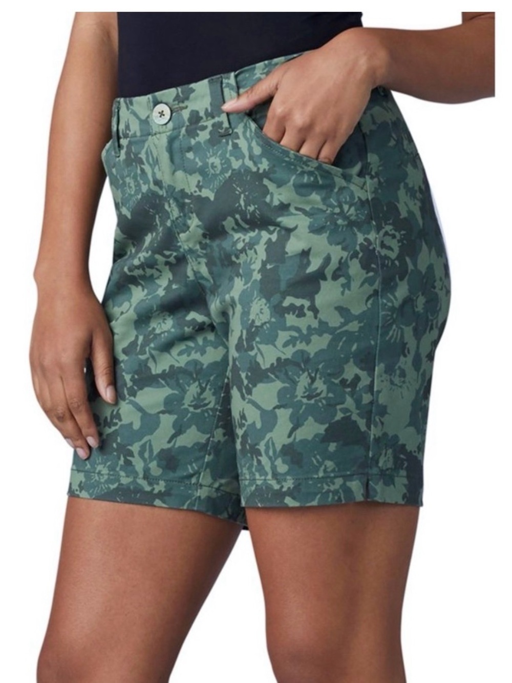 Great condition Lee women’s size 14 mid rise Green Camo Floral Shorts. So cool - Picture 3 of 13
